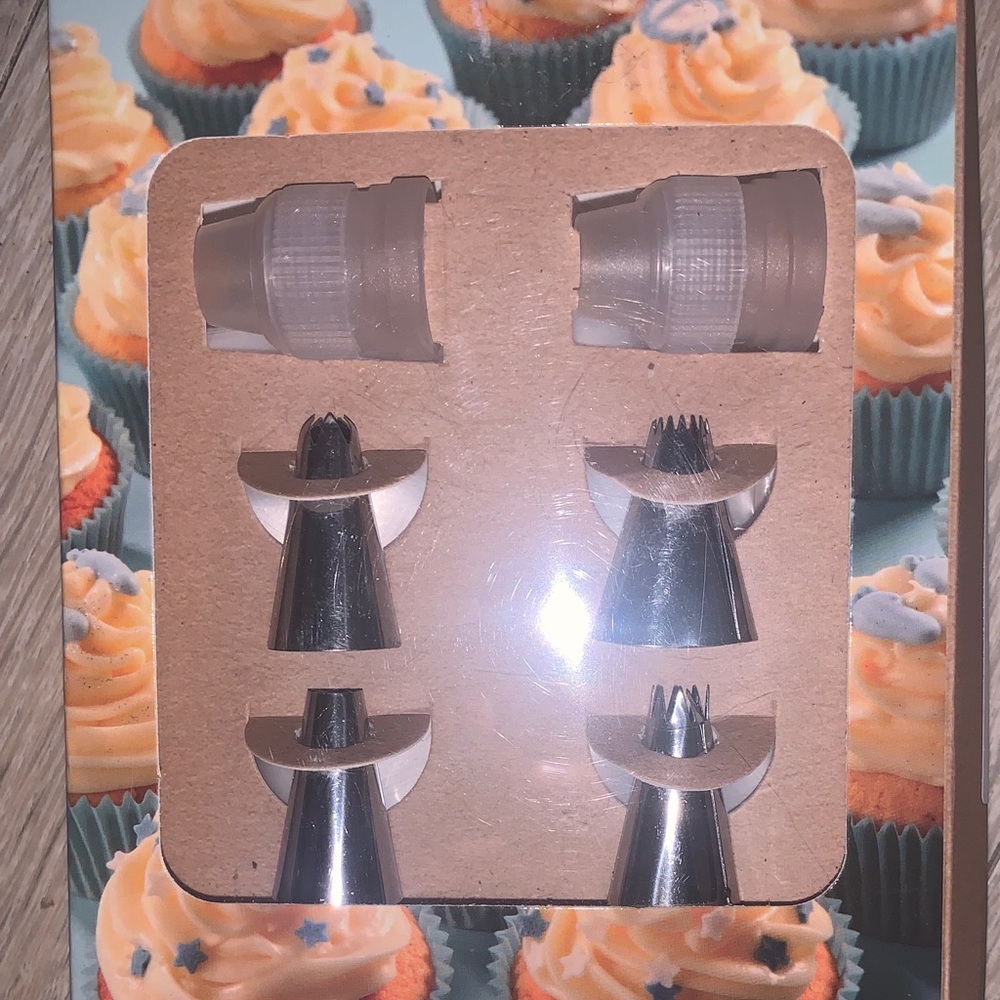 CWC Cook With Color Cake Decorating Set, Piping Tips Disposable Bags Couplers - Picture 2 of 6